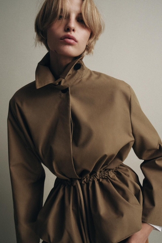 Trendcoat Zara dáng ngắn dây triết eo