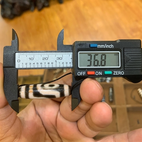 DZI HÀNH GIẢ 2 MẮT THÂN CHU SA ĐỎ 36,8MM