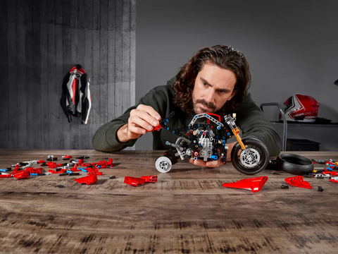 LEGO Technic Ducati Panigale V4 R 42107