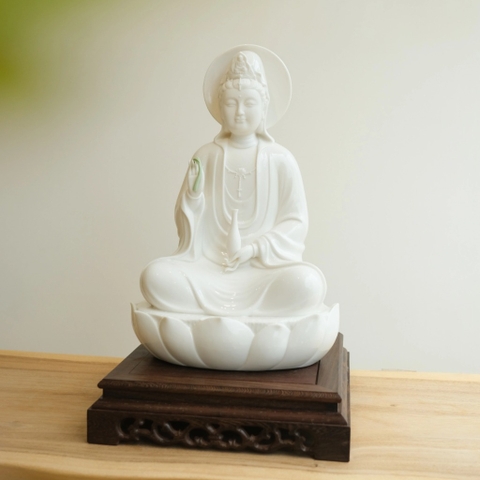 Tượng Quan Âm ngự đài sen