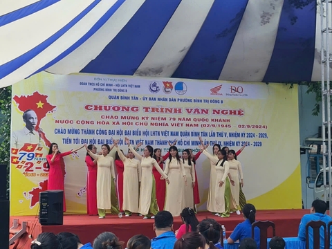 Biểu diễn văn nghệ kết hợp với tập huấn ATGT cho người dân trong phường Bình Trị Đông B