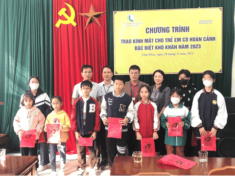 Kính Thuốc Số 1 Vĩnh Phúc trao kính mắt tặng trẻ em có hoàn cảnh khó khăn