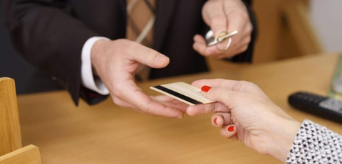 Vụ khách sạn BÙNG phòng cô gái lúc 2 giờ sáng