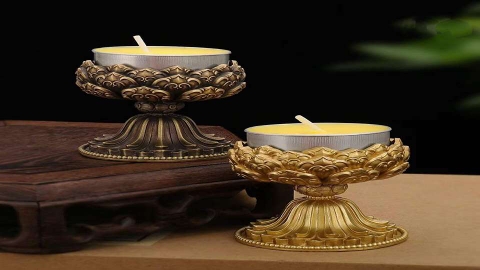 Chân Nến Đồng: Điểm Nhấn Ánh Sáng Thiêng Liêng Trên Bàn Thờ Gia Tiên