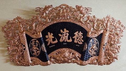 Lưu Giữ Tinh Hoa Gia Tộc Với Cuốn Thư Câu Đối Bằng Đồng Cao Cấp