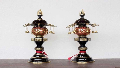 Đèn Thờ Đồng: Ánh Sáng Thiêng Liêng, Tỏa Sáng Tâm Linh và Phong Thủy