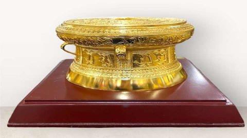 Vàng Son Truyền Thống: Trống Đồng Mạ Vàng và Sức Mạnh Phong Thủy