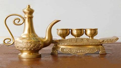 Vì Sao Nậm Rượu Đồng Là Vật Phẩm Không Thể Thiếu Trên Bàn Thờ Gia Tiên?