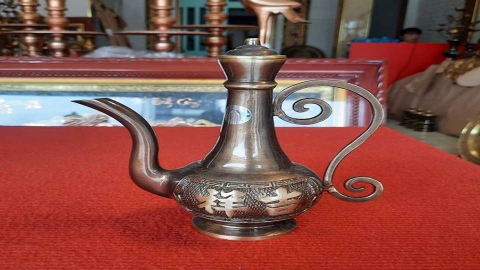 Nậm Rượu Đồng: Vật Phẩm Phong Thủy Thổi Hồn An Lạc Vào Không Gian