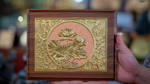 Nghệ Thuật Chạm Khắc Tranh Hoa Sen Bằng Đồng – Sự Kết Tinh Của Truyền Thống Và Tâm Linh