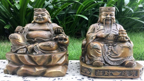 Tỏa Sáng Hào Quang Tài Lộc Qua Tượng Đồng Thần Tài Thổ Địa