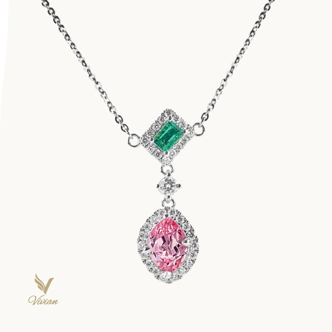 Dây chuyền vàng trắng 18K, gắn viên chủ Spinel thiên nhiên màu hồng phớt tím, viên phụ Emerald thiên nhiên và 33 viên kim cương thiên nhiênn