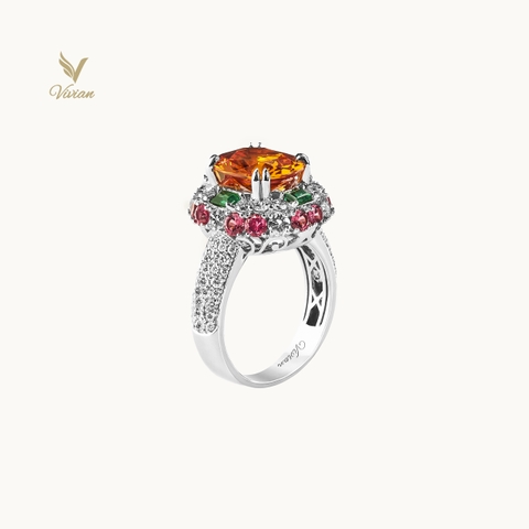 Nhẫn vàng trắng 18K gắn viên chủ Sapphire vàng thiên nhiên, viên phụ Emerald Columbia và kim cương thiên nhiên