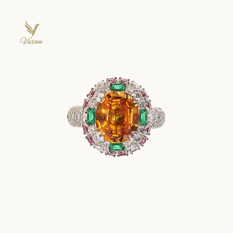 Nhẫn vàng trắng 18K gắn viên chủ Sapphire vàng thiên nhiên, viên phụ Emerald Columbia và kim cương thiên nhiên