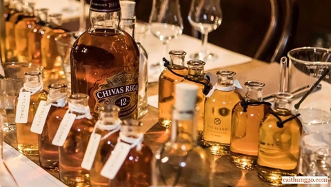 Chivas Regal hay Johnnie Walker: Loại whisky nào tốt hơn?
