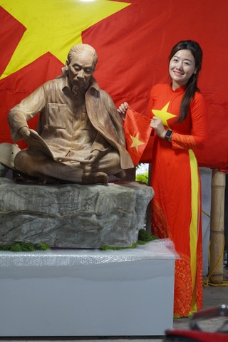 Bác Hồ ngồi đọc sách trong hang Pác Bó ( Đặc Biệt)