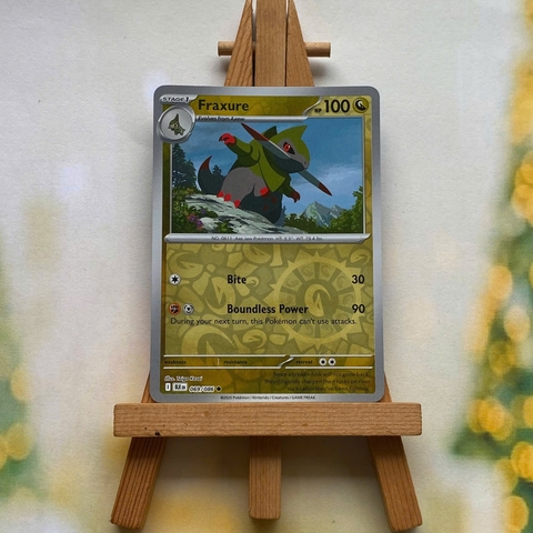 Thẻ hình Pokemon Fraxure 069/086 - Lá bài lẻ Black Bolt Common Reverse Holo tiếng Anh chính hãng