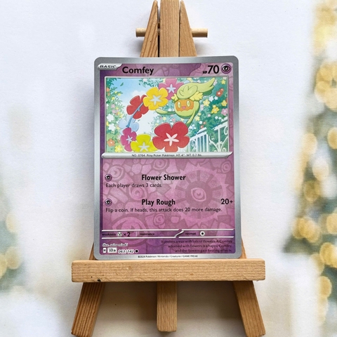 Thẻ hình Pokemon Comfey 063/142 - Lá bài lẻ Stellar Crown Common Reverse Holo tiếng Anh chính hãng