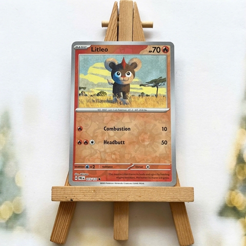Thẻ hình Pokemon Litleo 015/131 - Lá bài lẻ Prismatic Evolutions Common Reverse Holo tiếng Anh chính hãng