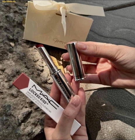 Son thỏi Mac Locked Kiss 24hs Màu 99 Extra Chili - Đỏ gạch