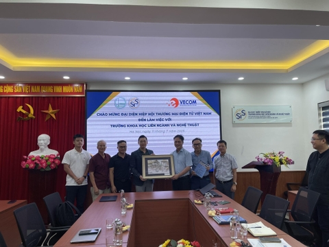 THÚC ĐẨY HỢP TÁC GIỮA VECOM VÀ TRƯỜNG KHOA HỌC LIÊN NGÀNH VÀ NGHỆ THUẬT (SIS), ĐHQGHN