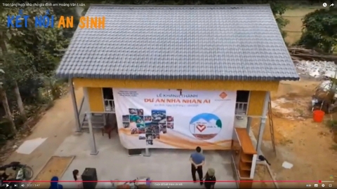 Trao tặng ngôi nhà cho gia đình em Hoàng Văn Luân.