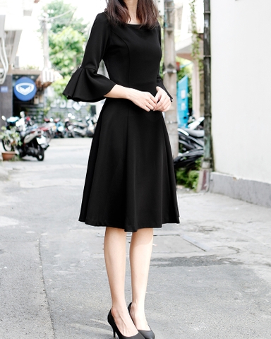 Đầm White Black Cổ Thuyền Tay Lở Loe Tùng Xòe- U0410241018