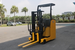 Xe nâng Reach truck cũ 1.3 tấn Komatsu FB13RS-14. Khung V2500. Sản xuất 2011. Mã XC.R13KOS25.00467