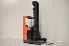 Xe nâng điện cũ Reach truck ngồi lái 1.6 tấn RRE160. Khung Triplex 8400mm.​​​ Sản xuất 2014.