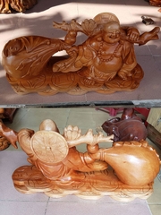 Di Lặc kéo bao tiền, khoác cành đào