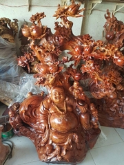 Di Lặc ngồi gốc đào khoác bao tiền ngũ phúc