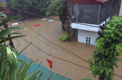 Mưa lớn ở Hà Giang, hàng loạt xe hơi trôi bồng bềnh trong nước