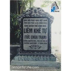 Bia đá khắc chữ nổi