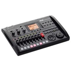 ZOOM R8 AN EIGHT-TRACK RECORDER