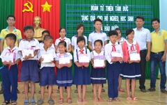 Tặng quà cho các em học sinh xã Hảo Đước.