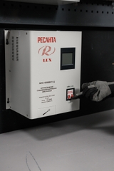 Ổn áp Resanta 10000W (loại rơle) (với khả năng gắn trên tường)