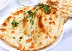 CÁCH LÀM BÁNH NƯỚNG NAAN THƠM LỪNG CỦA ẤN ĐỘ