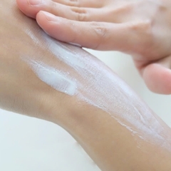 Serum Dưỡng Thể Chống Nắng Kháng Bụi Bioré UV Anti-Pollution Body Care Serum SPF 50+/PA+++ 150ml