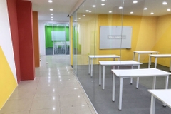 Lắp Đặt Hệ Thống Bảng Kính Cho Universal Language Center