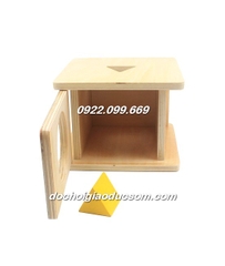 Thả khối lăng trụ tam giác vào hộp có lỗ - Giáo cụ Montessori 0-3 tuổi