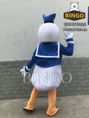 Mascot Vịt Donal tạo dáng