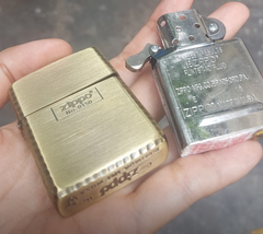 zippo đồng hoa văn