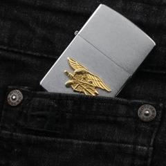 Zippo-EAGLE-GOLD-WING-AND-GUN-KNIFE-1998-op-noi-hinh-con-dai-bang-cay-sung-va-dao-gia-tri-suu-tam-cao-quan-doi-my-chien-tranh-thoi-chien-cua-hang-zippo-uy-tin-nhat-tai-mien-nam-sai-gon-phu-nhuan-binh-thanh-phu-nhuan-quan-1-2-3-4-5-6-7-8-9-10-11-12