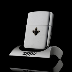 Zippo-co-quy-hiem-phien-ban-gioi-han-DE-MOLAY-EMBLE-1950-bat-lua-zippo-co-la-ma-phu-kien-dan-ong