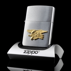 Zippo-EAGLE-GOLD-WING-AND-GUN-KNIFE-1998-op-noi-hinh-con-dai-bang-cay-sung-va-dao-gia-tri-suu-tam-cao-quan-doi-my-chien-tranh-thoi-chien-cua-hang-zippo-uy-tin-nhat-tai-mien-nam-sai-gon-phu-nhuan-binh-thanh-phu-nhuan-quan-1-2-3-4-5-6-7-8-9-10-11-12