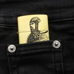 zippo-quan-su-khong-minh-gia-cat-luong-khac-3d-cao-cap-phong-thuy-may-man