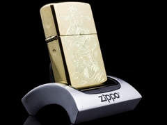 Zippo Khắc Thần Tài Dâng Nguyên Bảo 1