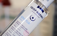 Nước tẩy trang, dưỡng ẩm cho da nhạy cảm Sensylia Aqua 250ml Isis Pharma