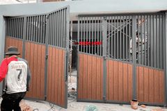 Mẫu cổng sắt 4 cánh ốp tấm Composite nhựa giả gỗ ngoài trời CL00106