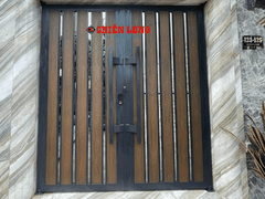Mẫu cửa cổng 2 cánh ốp gỗ nguyên sinh + bề mặt phủ PVDF/ASA, chống tia UV